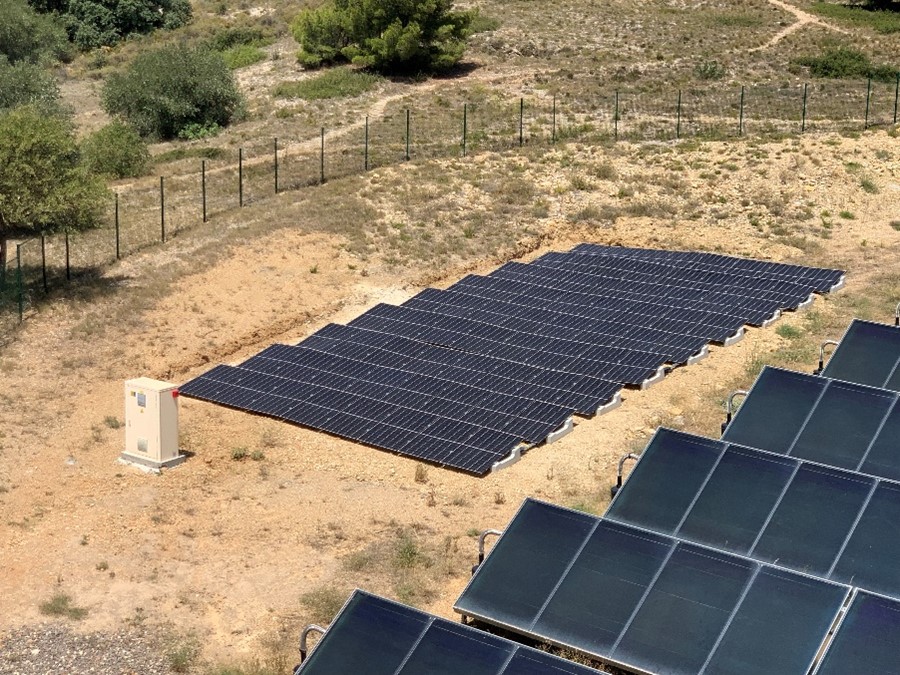 Centrale solaire photovoltaïque jouxtant la centrale solaire thermique Narbosol