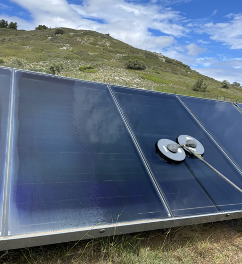 Cleaning the solar thermal panels at the Narbonne plant