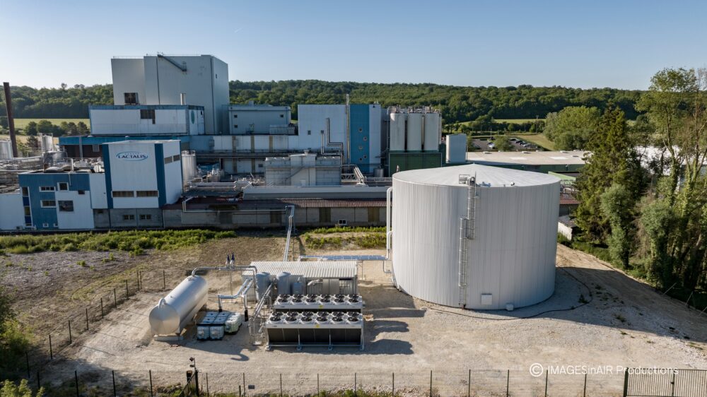 Cuve de stockage de la centrale solaire thermique du site de production de Lactalis